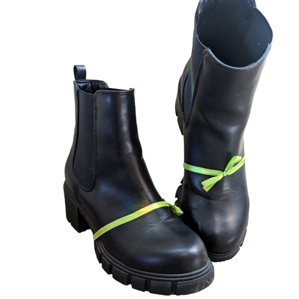 Cute goth heeled Chelsea boots